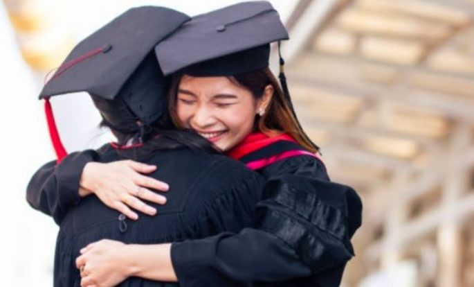 Wisudawan syarat skripsi TOEFL